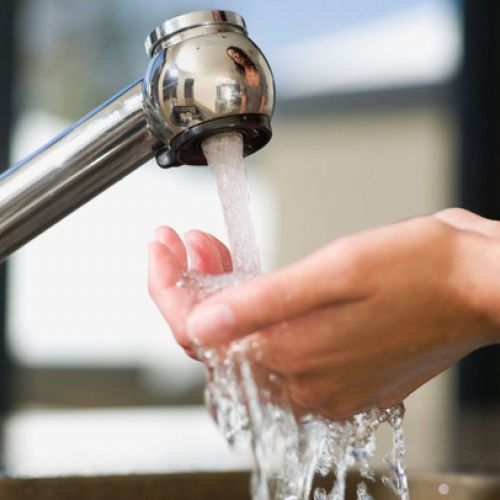 Nước sinh hoạt ô nhiễm, người dân đổ xô tìm mua nước khoáng, nước tinh khiết để nấu ăn: Liệu có ảnh hưởng tới sức khỏe?